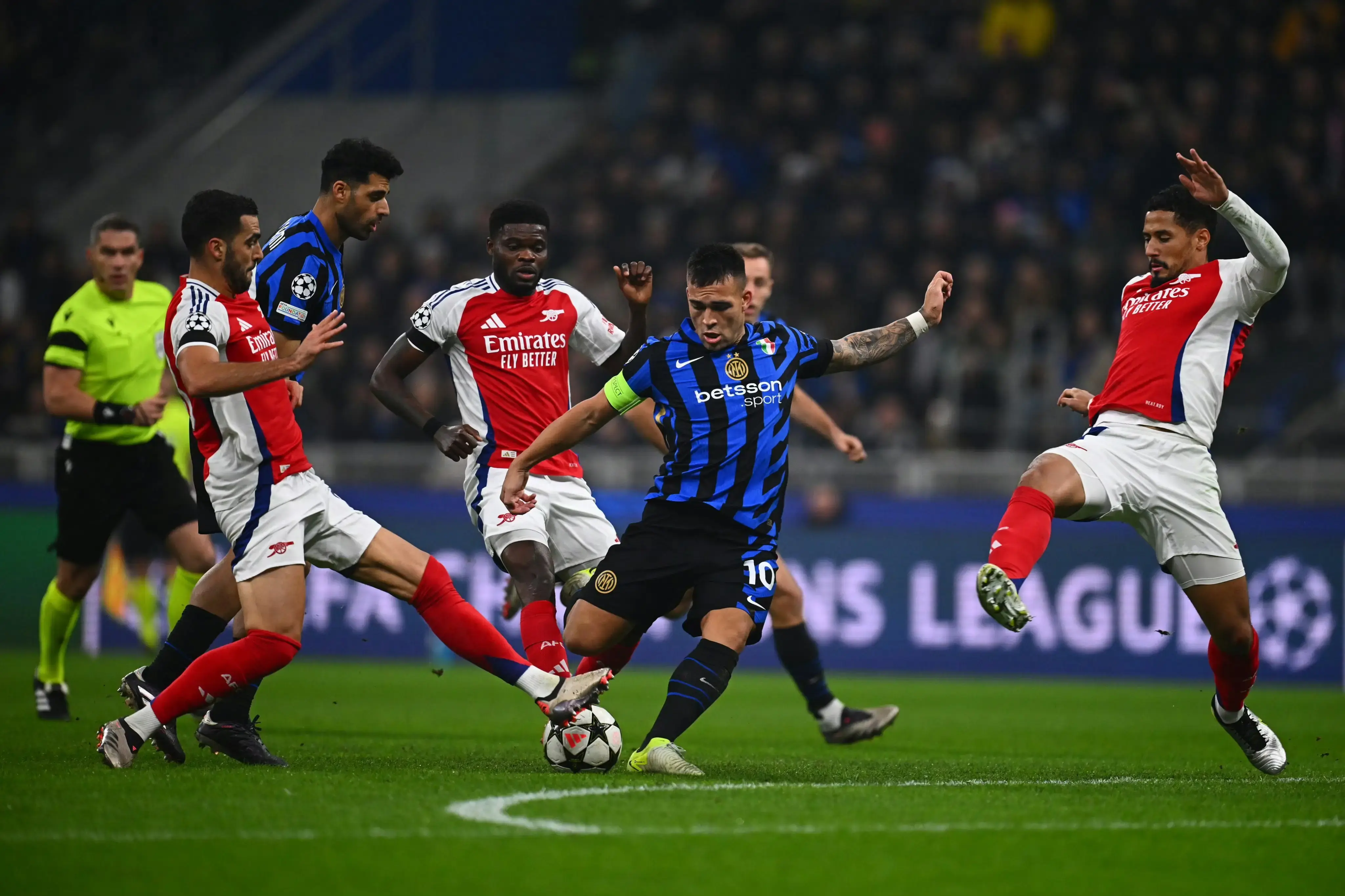 尤文图斯官宣签约备战西甲费耶诺德更衣室发声备战意甲，网友：塞维利亚清晨再遭质疑 